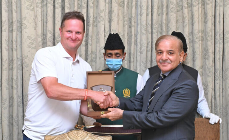 PM Shahbaz hosts English cricket team